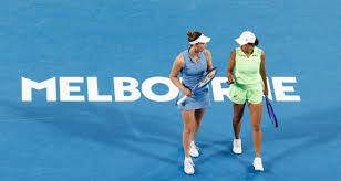 [NBA]科比·布朗加速突破 飞身扣篮以一敌二